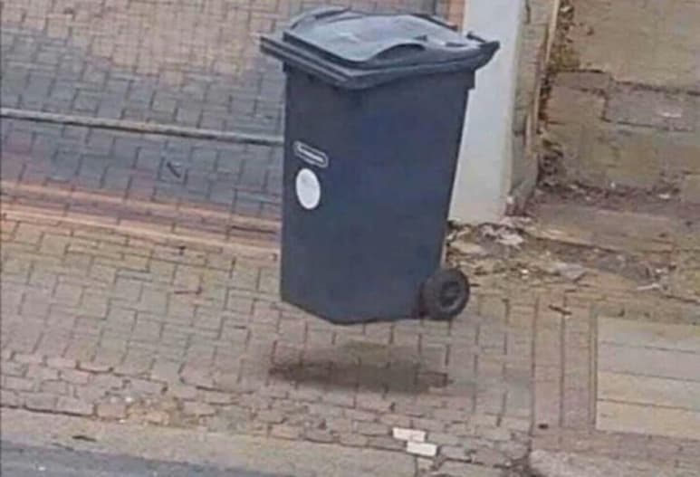 El bote de basura no flota, sólo está colocado junto a una marca de agua casi seca. (INTERNET)