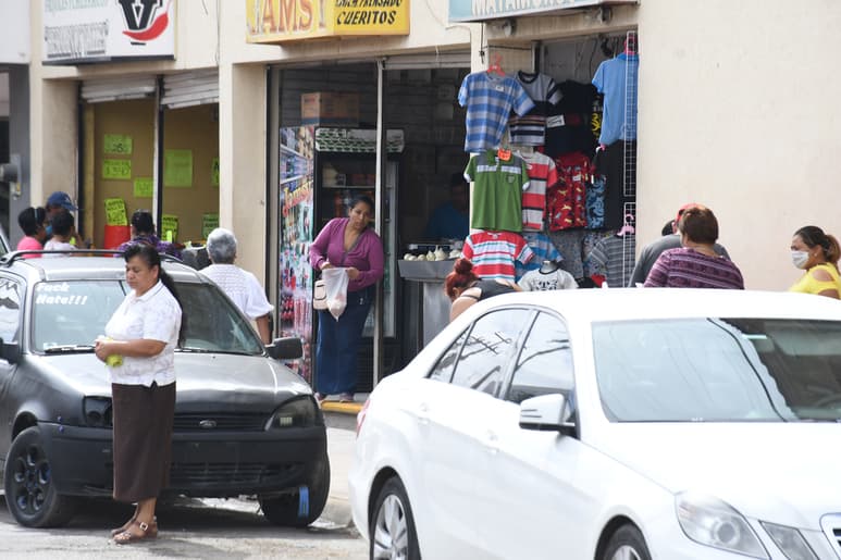 A pesar de la pandemia que se vive por el coronavirus, los ciudadanos de Matamoros continúan saliendo a las calles durante el día. (EL SIGLO DE TORREÓN)