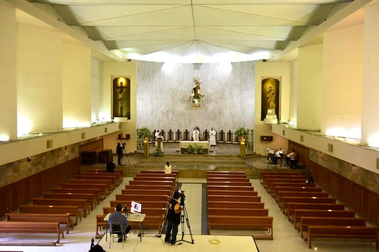 Sin la presencia de fieles católicos, se realizó la misa que presidió el obispo Luis Martín Barraza. (ÉRICK SOTOMAYOR)