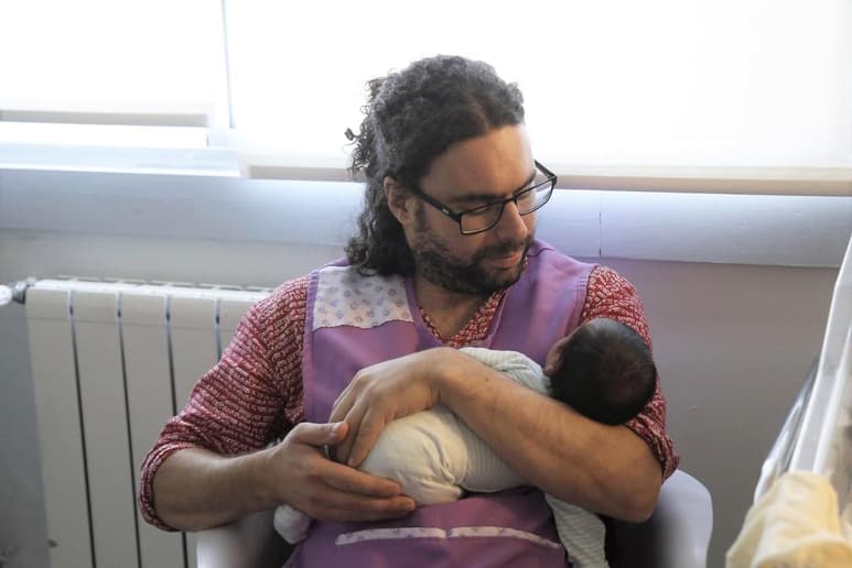 Los bebés de cuatro meses podrían ser capaces de reconocer a sus madres y padres mediante abrazos. (ARCHIVO)