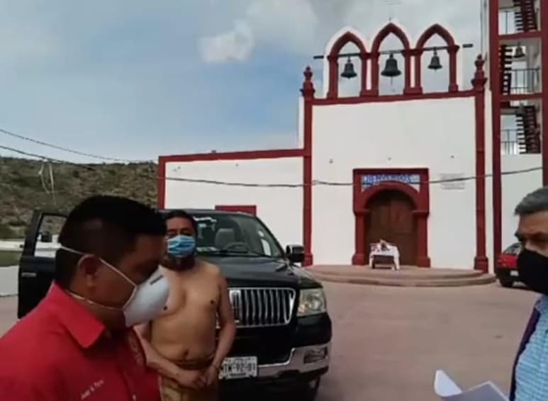La Parroquia de Santa María de las Parras acusó en una carta a los feligreses que sufrieron la interrupción 'arbitraria' de la celebración del Vía Crucis por parte de autoridades de Protección Civil. (ESPECIAL)