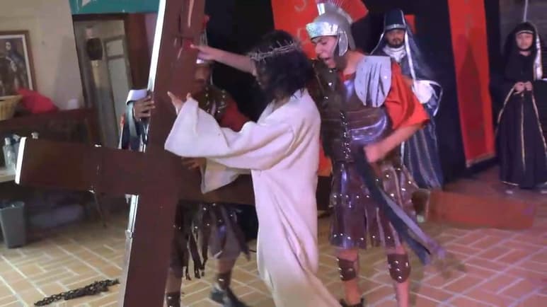 La Iglesia del Ojo de Agua en Saltillo realizó el tradicional Vía Crucis con reducción de actores y a puerta cerrada. (ESPECIAL)