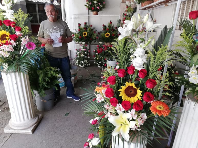 El negocio de los arreglos florares se ha desplomado a tal grado que se ha tenido que tirar flor. (VIRGINIA HERNÁNDEZ)