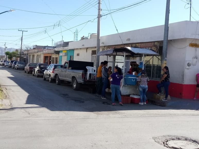 En puestos de comida y el mercado aún hay personas que se aglomeran sin ningún tipo de medida. (EL SIGLO DE TORREÓN) 