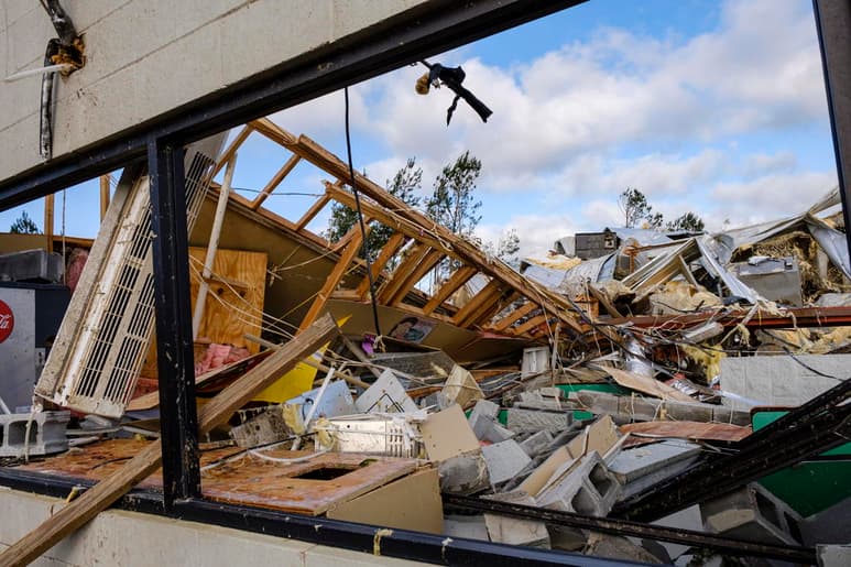 Al menos 17 personas han fallecido a causa de la serie de tornados que durante la noche del domingo y la madrugada de hoy golpearon al sur de los Estados Unidos. (EFE)