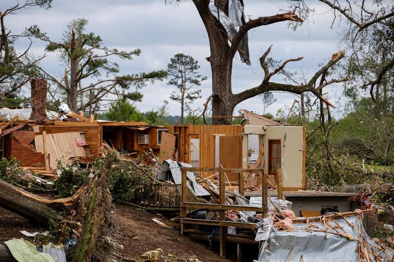 Al menos veinte personas perdieron la vida debido a los tornados y tormentas que azotaron este domingo el sur de Estados Unidos. (EFE)