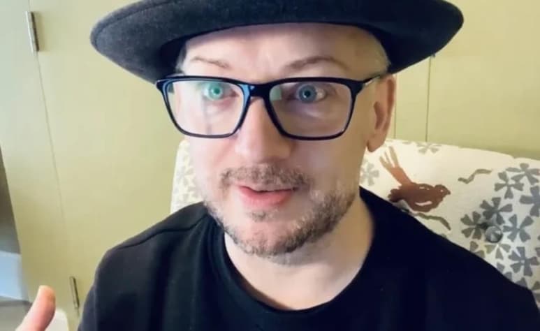 El cantante utilizó su cuenta de Instagram para subir el video completo de la interpretación que, según contó, es una mezcla de jazz que le dio su imitador Kieth George, a quien agradeció por incitarlo a realizar esta experiencia.
(INSTAGRAM)