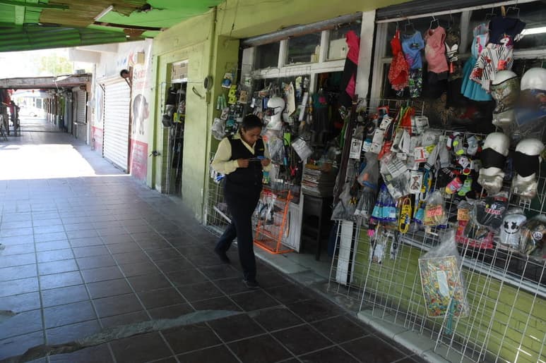 Negocios en el mercado de Frontera continúan abiertos y su personal no usa tapabocas ni tienen gel desinfectante.
(EL SIGLO COAHUILA)