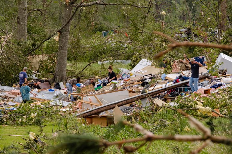 El número de muertos por una serie de tornados en el sur de Estados Unidos se elevó a 34 el martes, incluyendo 12 en Mississippi. (ARCHIVO)
