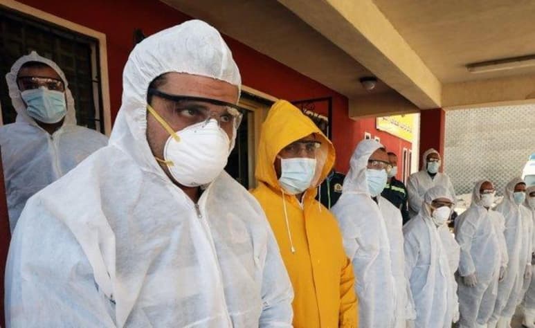 Con cubrebocas y luego de lavar sus manos con alcohol en gel, personal de salud del Hospital General de México que terminó su turno de trabajo, subió a los autobuses con los que la Federación de Sindicatos de Trabajadores al Servicio del Estado (FSTSE) y el Sindicato Nacional de Trabajadores de la Salud (SNTSA) los apoyarán para trasladarlos a sus domicilios y evitar actos de discriminación o agresiones en plena pandemia por coronavirus. (ESPECIAL)