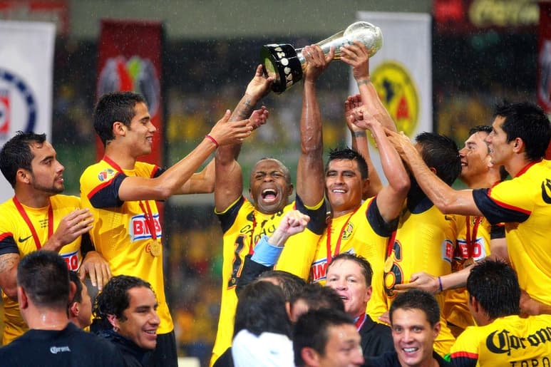 El mediocampista paraguayo festejando junto al fallecido exdelantero ecuatoriano Christian Benítez tras conquistar con las Águilas el Clausura 2013 en penales sobre Cruz Azul. (ARCHIVO)