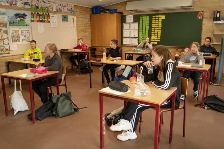 Dinamarca se convirtió hoy en el primer país europeo que reabre las escuelas de los niveles básicos, después de un mes de mantener a la sociedad en confinamiento. (EFE)