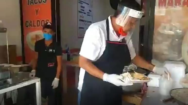 El dueño de 'CaldiTaco' en Villahermosa, Tabasco, resalta que pese a las dificultades prefiere quedarse a apoyar a los que más lo necesitan (CAPTURA)