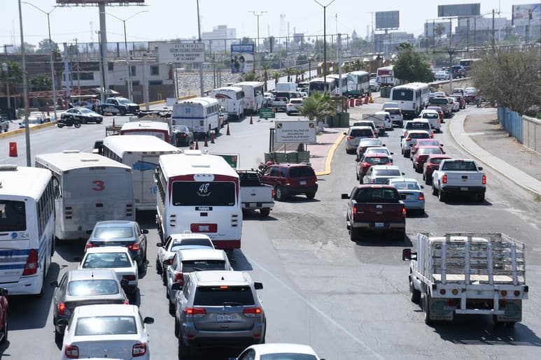 Las autoridades estatales pidieron a los camiones de pasajeros que no cumplían con los protocolos de sanidad, que regresaran a Durango y dejaran su pasaje en el lecho seco del río Nazas. (FERNANDO COMPEÁN)