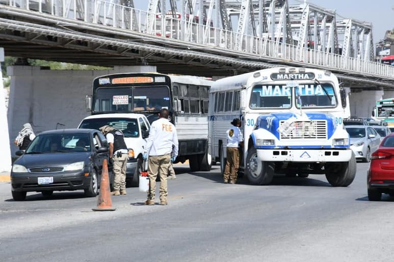 Instalan filtros. En la imagen se observa la revisión minuciosa que realizan agentes de la Policía Civil y la Fiscalía del Estado de Coahuila en el Puente Plateado, que une a Torreón y Gómez Palacio, para combatir la propagación del COVID-19. (FERNANDO COMPEÁN)
