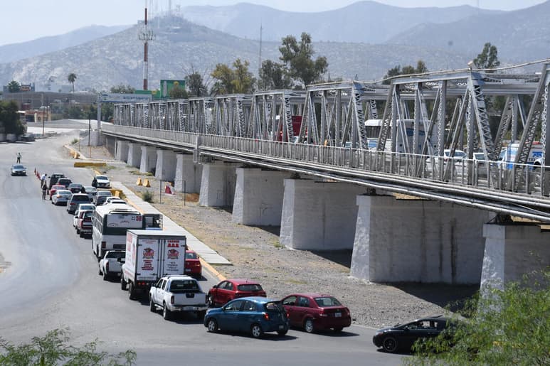 Tanto por la parte de arriba como por el lecho seco del río Nazas, los automovilistas tuvieron que esperar hasta más de una hora para ser revisados.