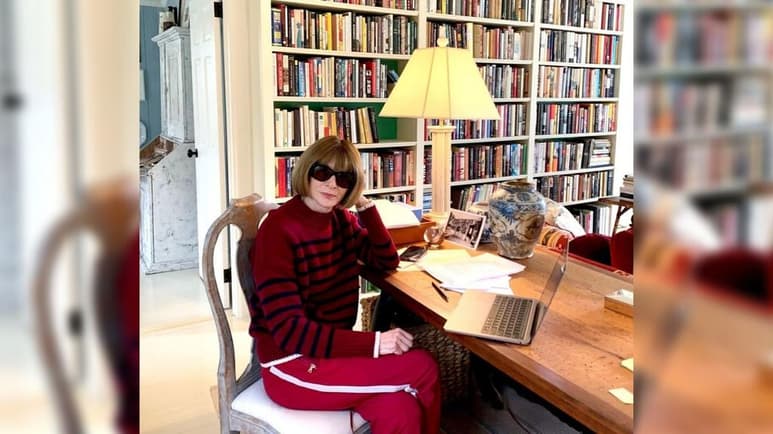 La mismísima editora de la revista Vogue apareció en la cuenta de Instagram de la revista, sentada frente a un escritorio, en su hogar, luciendo unos pantalones deportivos rojos. (ESPECIAL)