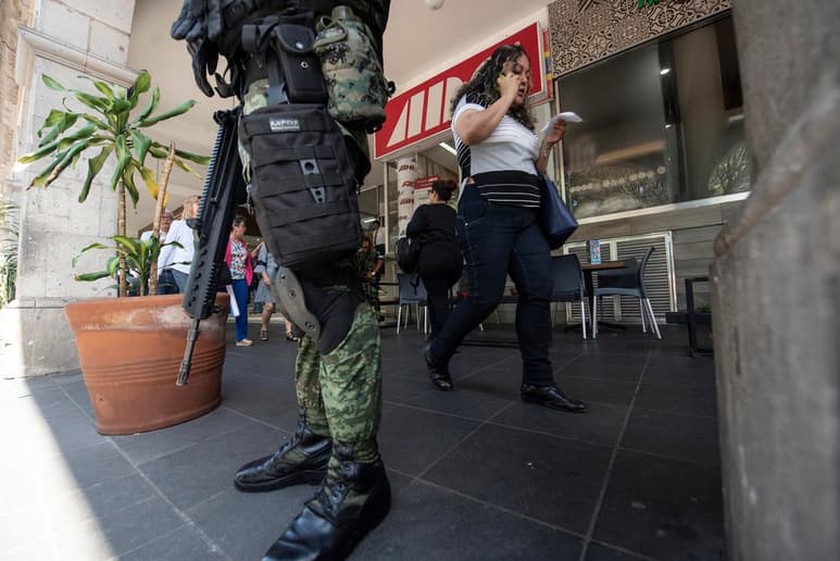 La percepción de inseguridad siguió siendo mayor en el caso de las mujeres con 78.6 por ciento, mientras que para los hombres fue de 67.2 por ciento.
(ARCHIVO)