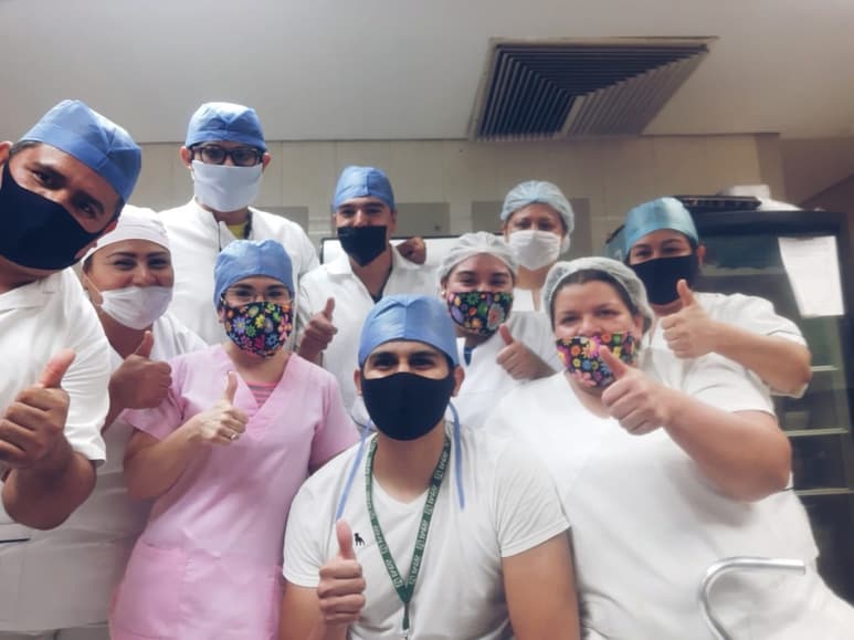 Todo el personal que prepara la comida para los pacientes del Hospital 46 de Gómez Palacio intenta apoyarlos porque para ellos es difícil enfrentarse a la enfermedad debido al aislamiento.