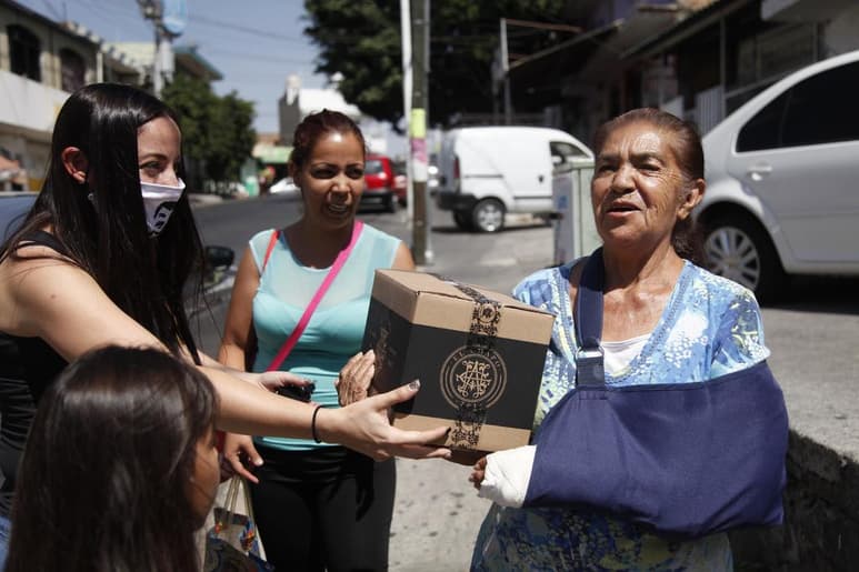 Las despensas han sido repartidas por trabajadores de la marca de ropa 'Chapo 701', empresa propiedad de Alejandrina Guzmán.