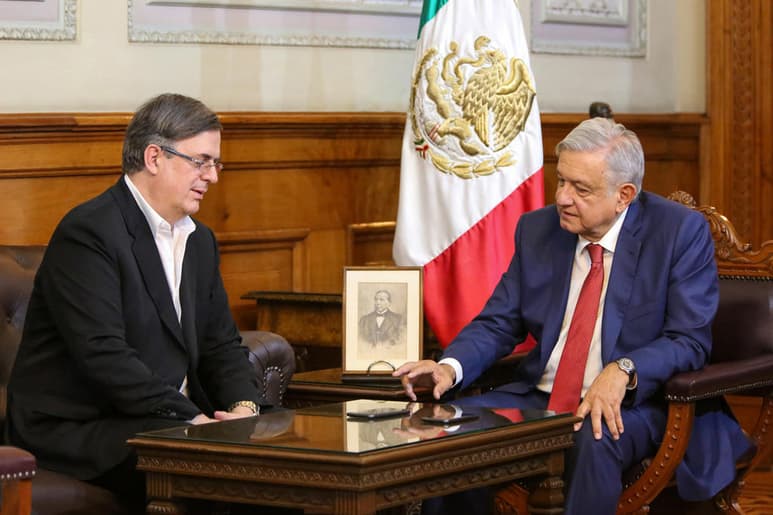 En los mensajes, en los que aparece acompañado por el canciller Marcelo Ebrard, López Obrador envió un saludo a los connacionales, así como al pueblo estadounidense.
(ESPECIAL)