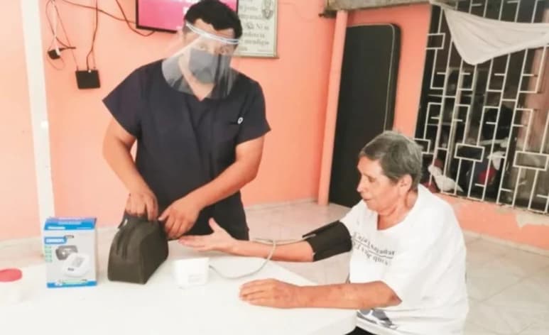 Desde el día de la publicación, lleva al menos cuarenta visitas a personas que necesitan sus servicios. Esta labor la realiza alternándola con su trabajo en el Hospital General 12, Benito Juárez García, en Mérida.
(ESPECIAL)