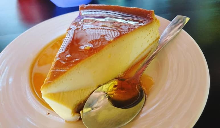 El flan napolitano en la antigüedad solía ser un postre delicado que se preparaba con leche, azúcar, claras y a veces almendras, pero actualmente se trata de un postre denso. (ESPECIAL)