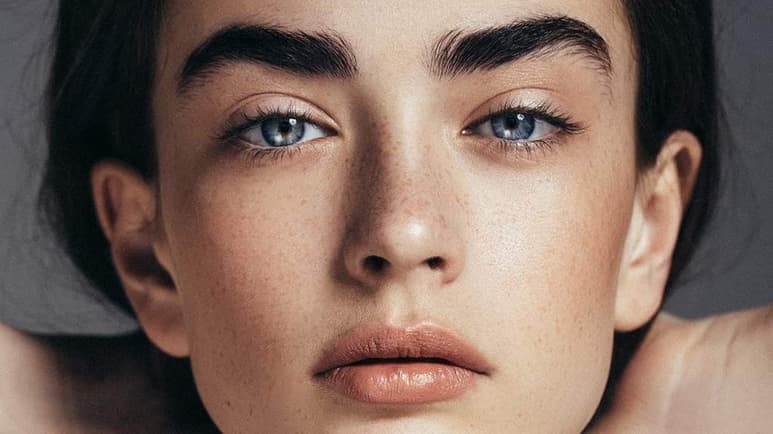 El maquillaje forma parte de nuestra capacidad de expresión y en cada uno de nosotros funciona de manera muy distinta. Por ello, las opciones de maquillaje que hoy en día abarrotan las tiendas con múltiples fórmulas como las metálicas, mate, glossy, entre muchas otras. (ESPECIAL)