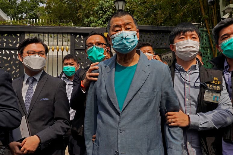 La policía de Hong Kong arrestó el sábado a al menos 14 veteranos legisladores prodemocracia. (AP)
