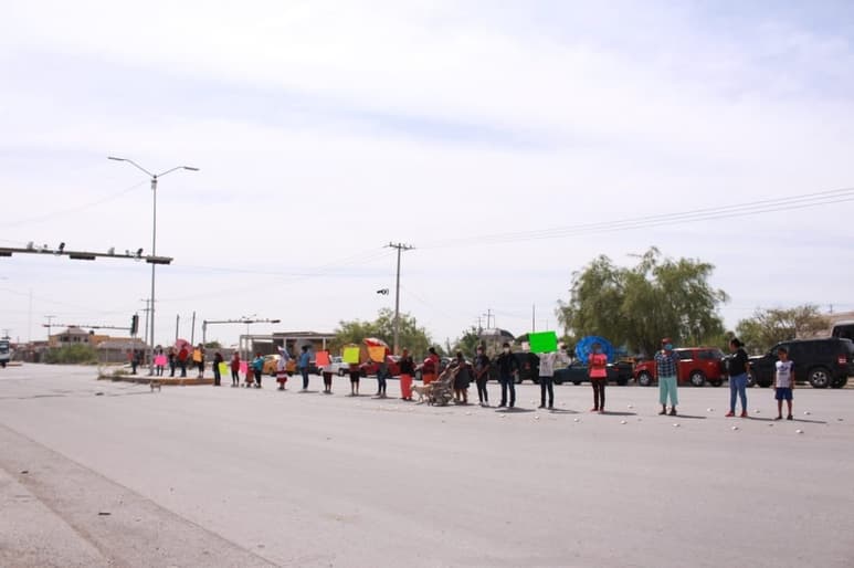 Los habitantes formaron una cadena humana sobre el bulevar Laguna Sur para pedir apoyos alimentarios en la contingencia. (BEATRIZ A. SILVA)