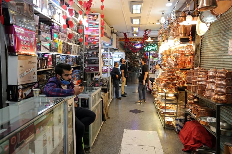 Tras semanas de cuarentena, Irán decidió abrir sus centros comerciales y autopistas. (EFE)