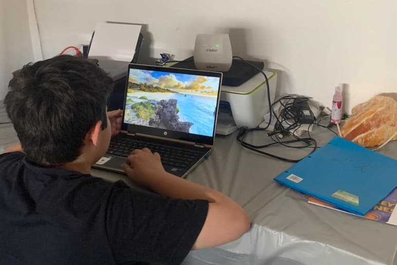 Leonardo prepara su equipo y espera las indicaciones para conectarse a una de sus clases en línea. (CORTESÍA)
