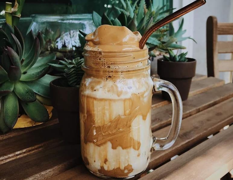 Si buscas probar una bebida fría sin tener que salir de tu casa, es momento de que intentes hacer tu propio Dalgona, café que se ha popularizado en Tik Tok en las últimas semanas. (ESPECIAL)