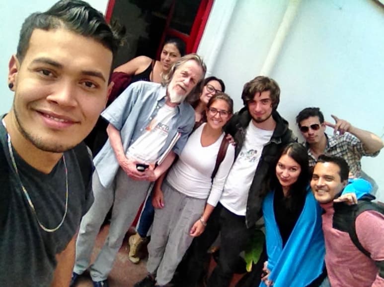 Recuerdos. Daoner Acosta junto al director Gabriel Retes y el crew de la cinta La Réplica. (CORTESÍA)