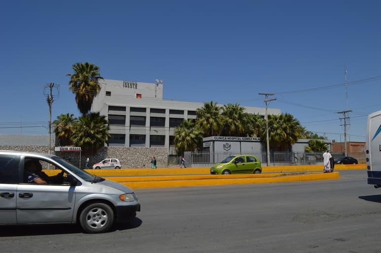 El hombre fue llevado en un vehículo particular a las instalaciones del hospital del ISSSTE de Lerdo. (EL SIGLO DE TORREÓN)