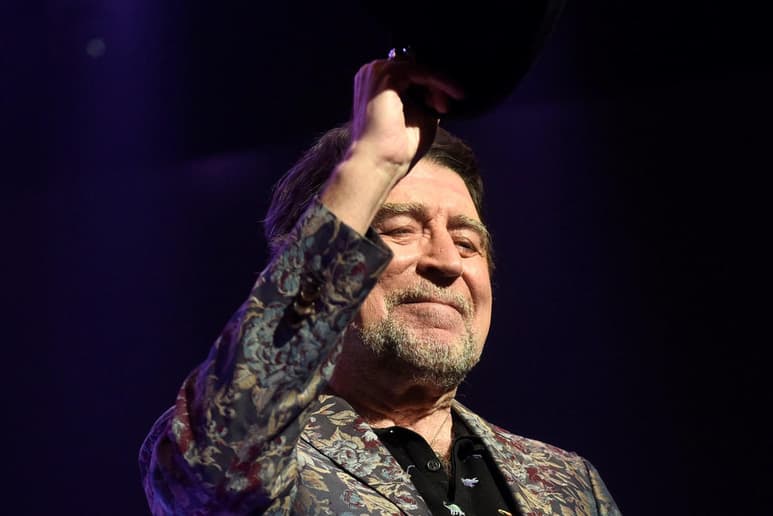 Se recupera. Luego de sufrir una aparatosa caída, el cantautor español Joaquín Sabina fue sometido a una operación. (ARCHIVO)