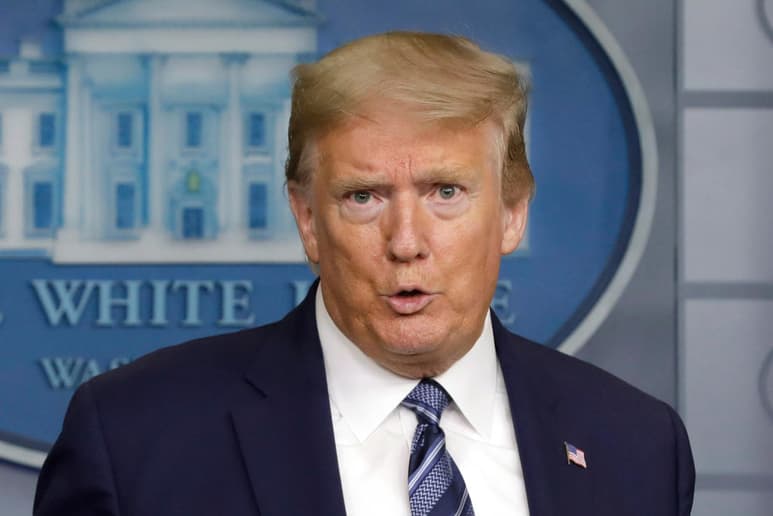 He dado instrucciones a la Marina de los Estados Unidos para que derribe y destruya todos los buques armados iraníes si hostigan nuestras embarcaciones', señaló el mandatario en Twitter.
(EFE)