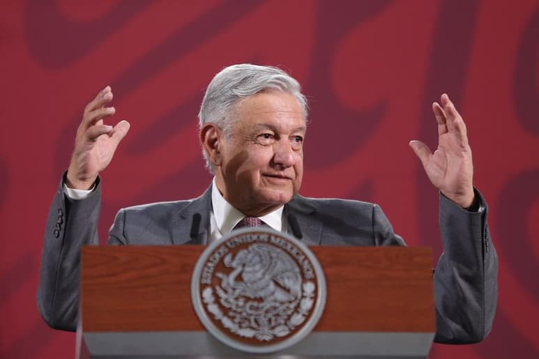 Al cuestionamiento de que si hay tratamiento especial para la empresa TV Azteca, indicó que su gobierno no da trato preferencial. (EFE)