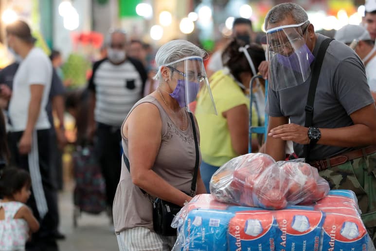 Los investigadores también observaron cuánto tiempo las gotas de un estornudo o tos permanecieron suspendidas en el aire. (ARCHIVO)