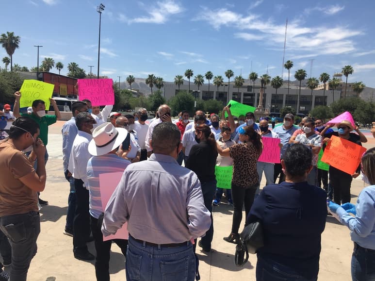 Los manifestantes iniciaron su protesta en la Alameda Zaragoza pero decidieron llevar hasta la explanada de la Plaza Mayor. (FABIOLA P. CANEDO)