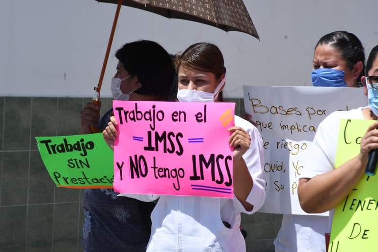 Las trabajadoras demandan mejores condiciones laborales y piden a las autoridades de la clínica que les otorguen una base laboral. Informaron que no cuentan con prestaciones. (FERNANDO COMPEÁN)