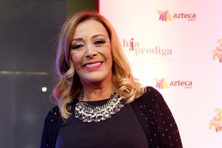 La actriz mexicana Sylvia Pasquel hace un llamado a la prensa a no aglomerarse afuera del hospital donde se encuentra internada su mamá, la primera actriz Silvia Pinal, tras someterse a una cirugía de cadera, pues quiere evitar que reporteros, fotógrafos y camarógrafos corran riesgos de infección por COVID-19, ya que el país se encuentra en plena contingencia sanitaria. (ARCHIVO)