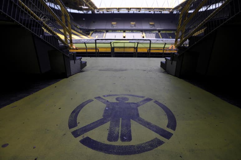 Una de las propuestas que se manejan para poder reanudar la actividad en el futbol alemán es la de contar sin público en los estadios. (ARCHIVO)