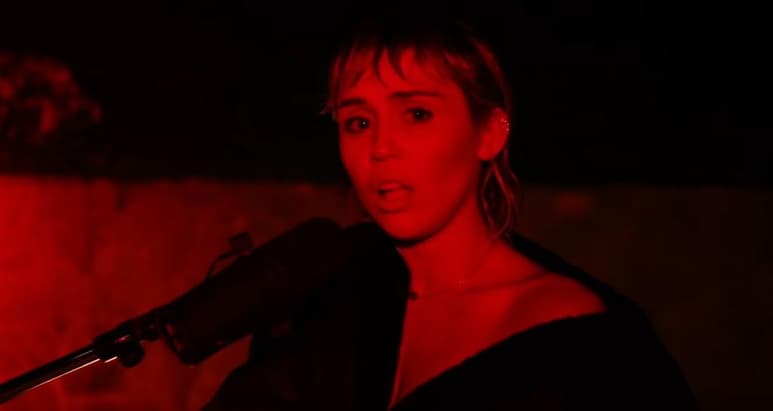 Los comentarios no se hicieron esperar y, hasta el momento, el homenaje de Cyrus a la banda formada en 1965 ha causado una grata impresión en los internautas.
(ESPECIAL)