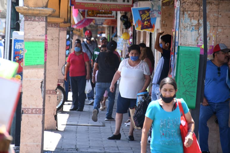 En la zona Centro de Gómez Palacio se observó una gran afluencia de personas realizando compras y otras actividades. (FERNANDO COMPEÁN)