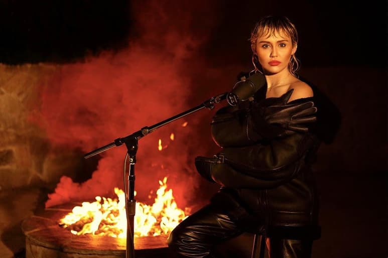 Tema. Miley Cyrus canta Wish You Were Here. (ARCHIVO)