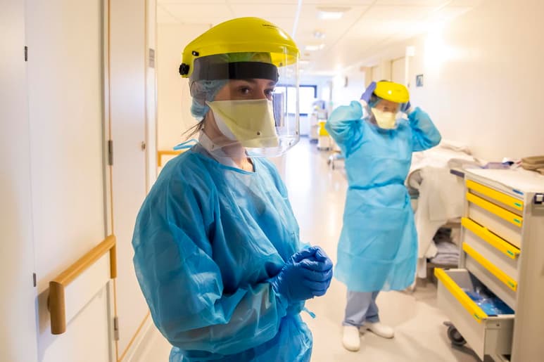 (OMS) exhortó a los gobiernos a tomar medidas urgentes para fortalecer las capacidades de los países para proteger la salud y seguridad ocupacional del personal sanitario. (ARCHIVO)