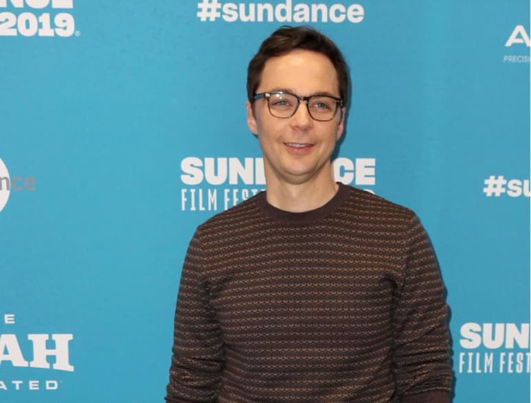 Cambio. El actor Jim Parsons comentó sentirse liberado al interpretar al agente 'Henry Wilson' en su nuevo proyecto. (ARCHIVO)