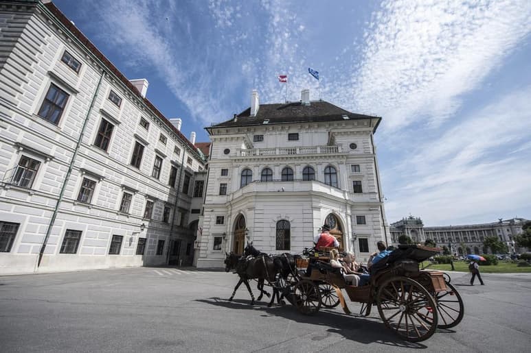La sede de la presidencia federal de Austria, situada en el antiguo Palacio Imperial vienés de Hofburg, fue evacuada hoy por una falsa amenaza anónima de bomba. (ARCHIVO)