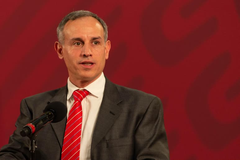 Hugo López-Gatell, afirmó que el Gobierno federal no está en contra del uso de cubrebocas sino a que se use como única medida para prevenir el contagio de COVID-19. (ARCHIVO)